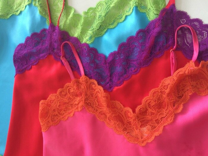 Camisetas coloridas de cetim e renda