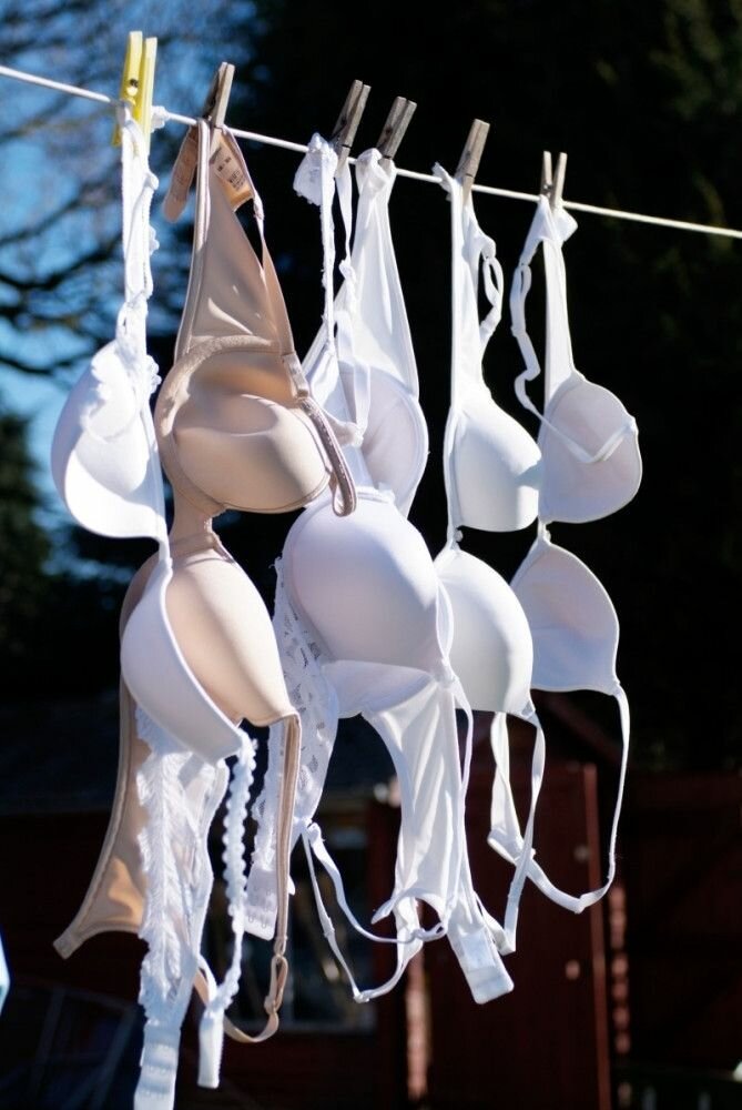 Como tirar manchas amarelas de lingerie branca